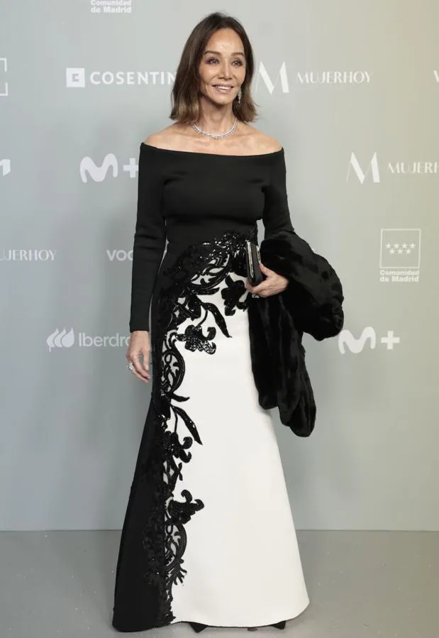 Isabel Preysler con un vestido blanco y negro en la alfombra verde de los Premios Mujerhoy. / GTRES