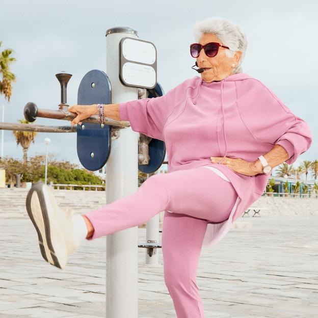 Mujer haciendo ejercicio al aire libre. 