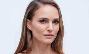 El pelo curly bob de Natalie Portman es un motivo más para cambiar de look antes de que acabe el año