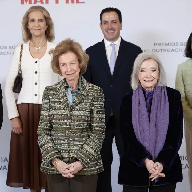 La reina Sofía y Núria Espert, a la que entregó uno de los Premios Sociales de la Fundación Mapfre, donde trabaja la infanta Elena. 