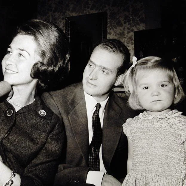 La infanta Elena de niña, con sus padres, Juan Carlos y Sofia.