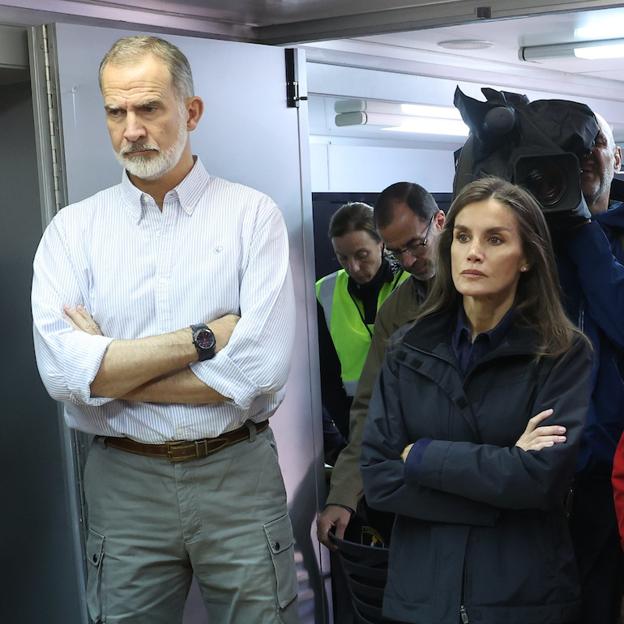 La reina Letizia y el rey Felipe llegan a Valencia para apoyar a las personas afectadas por la DANA y cancelan su agenda
