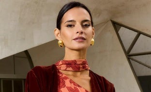 Capas, abrigos y ponchos versátiles para looks de invitadas de invierno