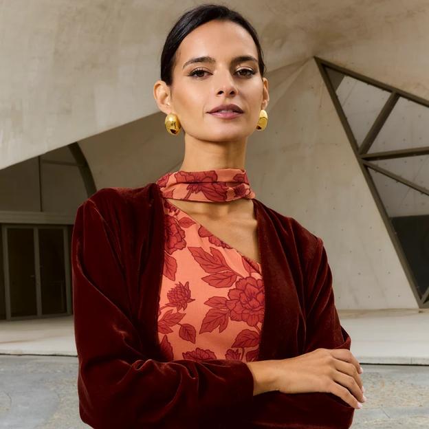 Capas, abrigos y ponchos versátiles para looks de invitadas de invierno