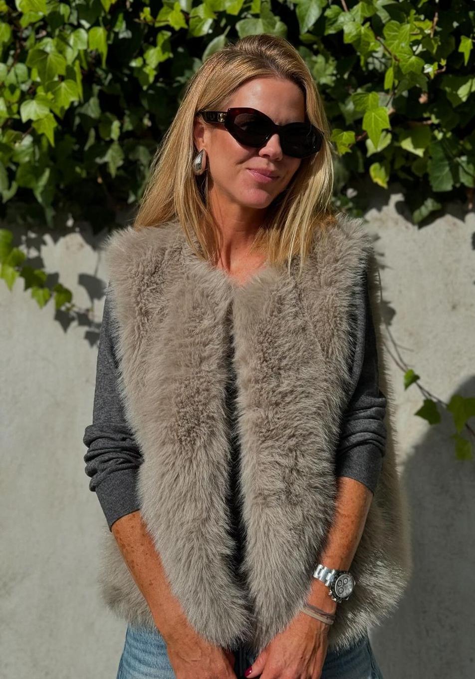 El chaleco de pelo que necesitas si tienes más de 50 años: el truco aliado para ir calentita y elegante