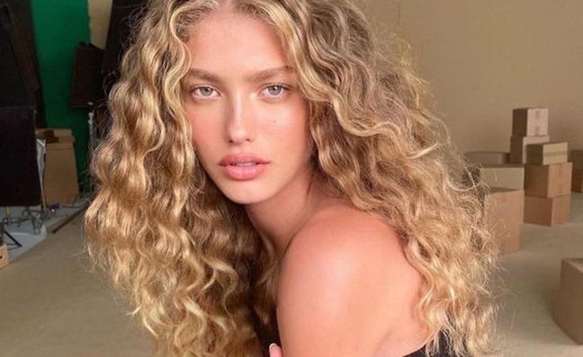 Beneficios del aceite de babasú para el pelo: el secreto de una melena sin frizz