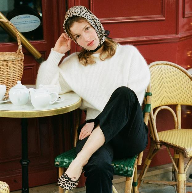 Los jerséis lisos y suaves que han enamorado a las chicas francesas como básicos para invierno