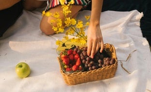 Las semillas de esta fruta ayudan a producir colágeno, se pueden comer crudas y, sin embargo, todos las desechamos