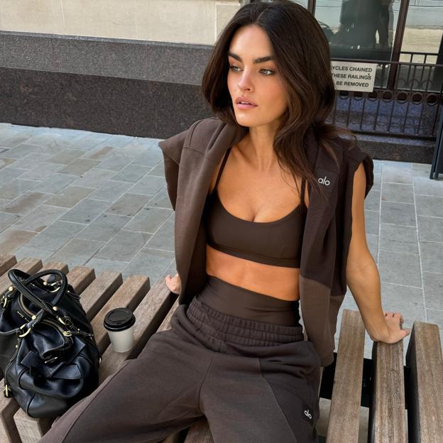 Mujer con ropa deportiva al aire libre. 