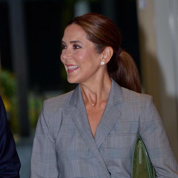 Mary de Dinamarca sorprende con un espectacular mono negro tipo smoking y accesorios en amarillo