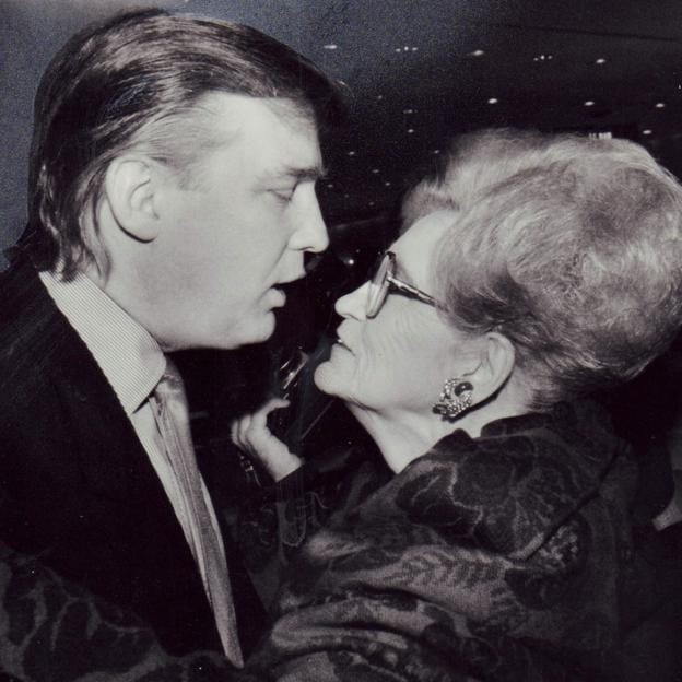 Donald Trump besa a su madre, Mary Anne MacLeod. 