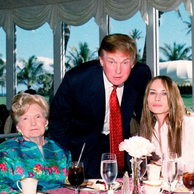 Donald Trump, con su madre y su mujer Melania. 