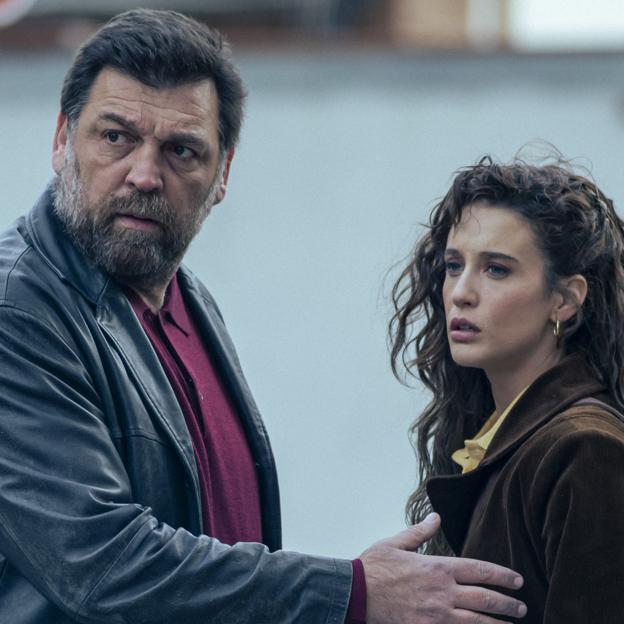 Hovik Keuchkerian y María Pedraza en una imagen del quinto episodio de la miniser de Netflix, Asalto al Banco Central.