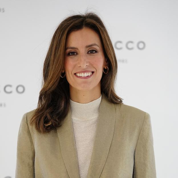 Ana Boyer acierta con los pantalones de rayas diplomáticas que nunca fallan en un look de oficina