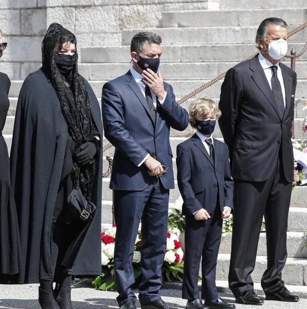 Melanie Antoinette de Massy, Christian Louis de Massy y Jean-Leonard Taubert de Massy, en el funeral de la hermana del barón de Masy, en Montecarlo. 