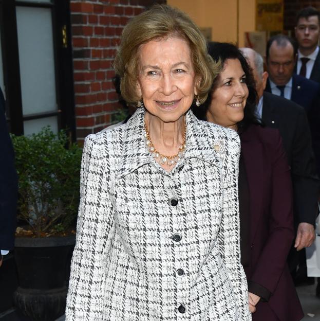 La reina Sofía copia a Carolina de Mónaco con el conjunto de tweed más favorecedor