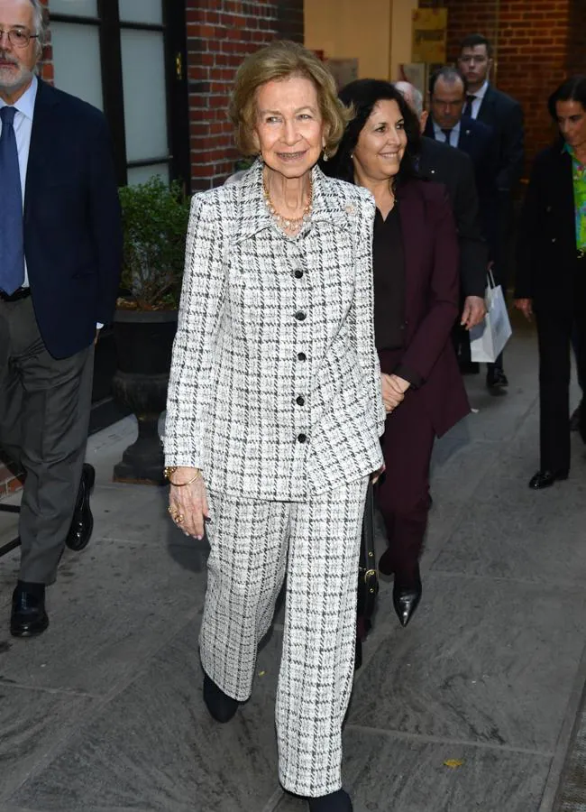 La reina Sofía con look en tweed en Nueva York. Foto: Gtres