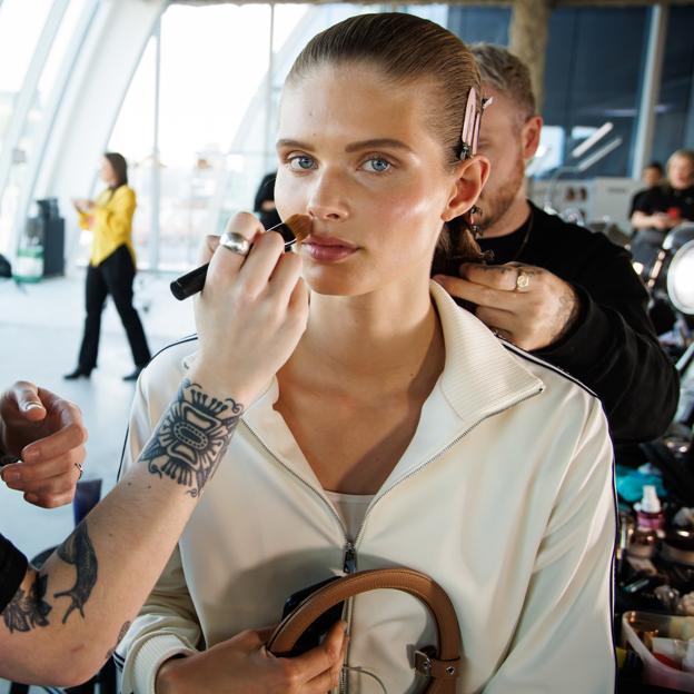 Cómo aplicar el corrector de maquillaje para conseguir un rostro más esculpido