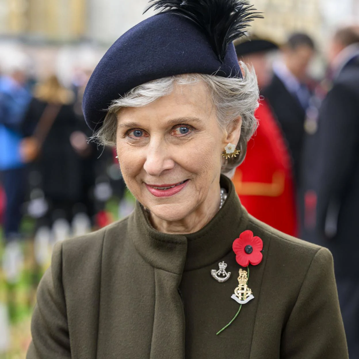 La duquesa de Gloucester está sustituyendo a la reina Camilla. 