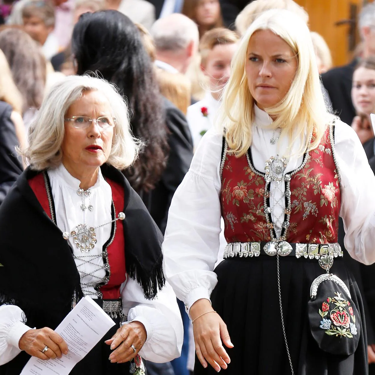 Mette-Marit y su madre, Marit Tjessem, en la confirmación de Marius Borg. 