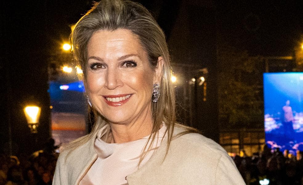 El elegante look de Máxima de Holanda perfecto para los eventos de invierno: capa royal y pantalones que hacen tipazo