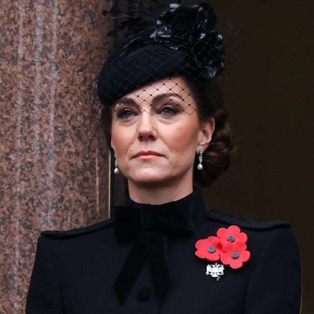 El impresionante look de Kate Middleton en el Día del Recuerdo: un abrigo negro muy especial y joyas de Isabel II