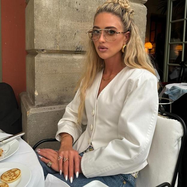 Esmaltes de uñas en blancos y crema, el color que también favorece en otoño e invierno