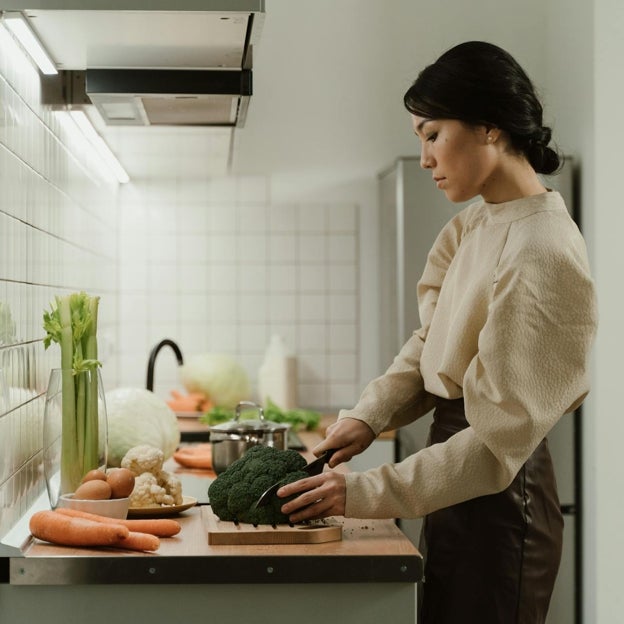 Cuatro alimentos que deshinchan, que son antiinflamatorios y que deberían estar en la lista de la compra de las mujeres de más de 40 años