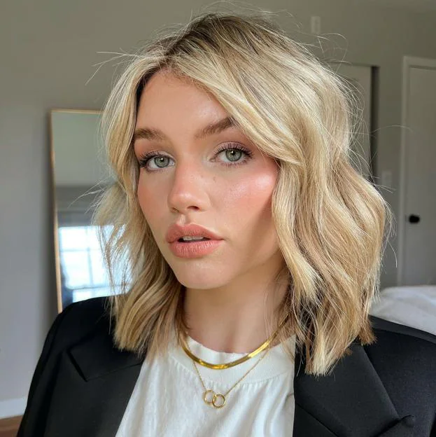 Influencer con long bob ondulado para cara redonda