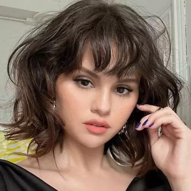 Selena Gómez con corte de pelo wolf para cara redonda