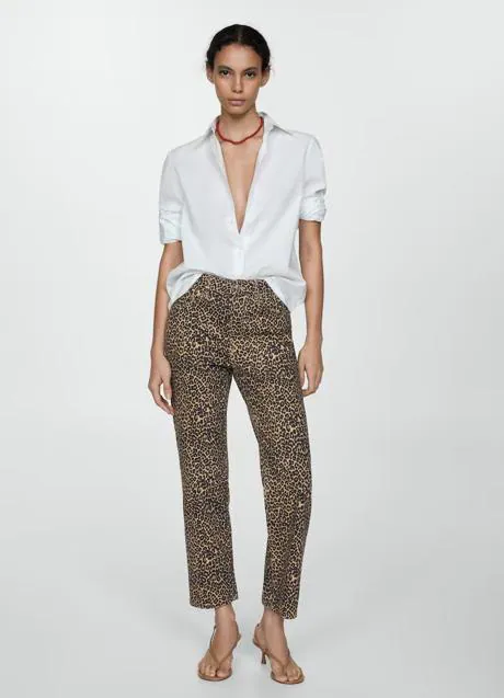 Pantalón con estampado de leopardo de Mango (39,99 euros)