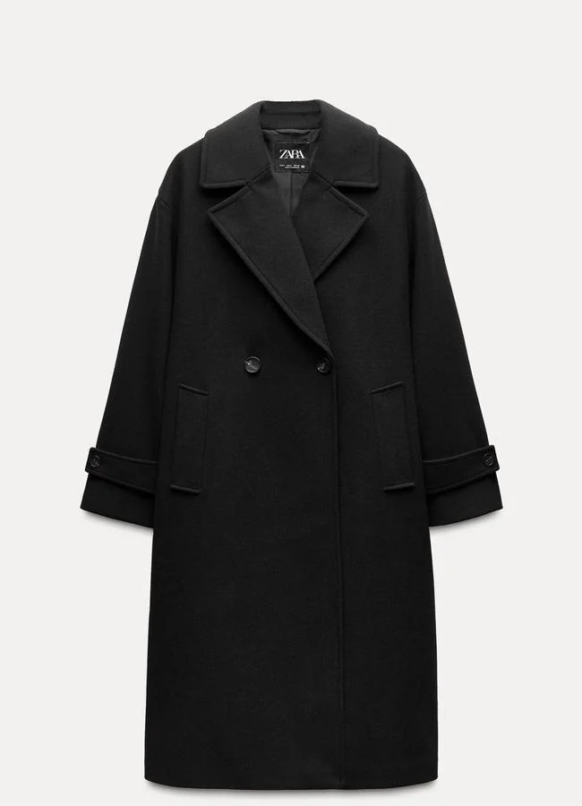 Abrigo negro de corte oversize de Zara.