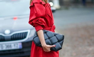 Cómo llevar los abrigos rojos este invierno para conseguir los looks más especiales y elegantes