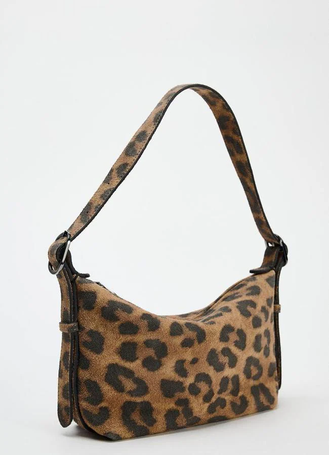 Bolso con estampado de leopardo de Zara.