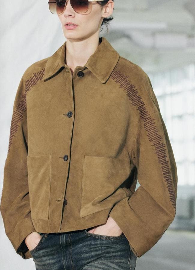 Chaqueta de ante con diseño corto de Zara,