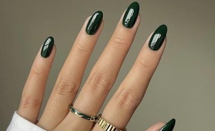 Los esmaltes con los colores de uñas tendencia para invierno que más elegantes quedan