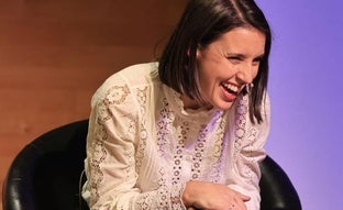 Irene Montero se une a la firma francesa favorita de la reina Letizia con una blusa blanca romántica en la presentación de su libro