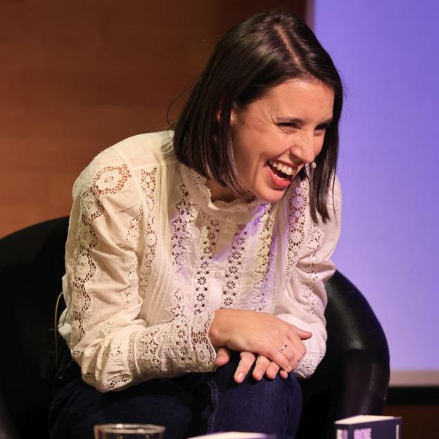 Irene Montero se une a la firma francesa favorita de la reina Letizia con una blusa blanca romántica en la presentación de su libro