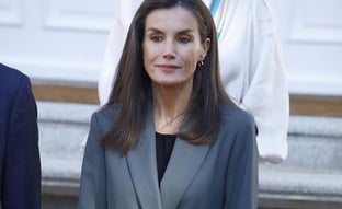 La reina Letizia retoma su agenda en el Palacio Real con un traje de chaqueta gris y unos pendientes de firma valenciana