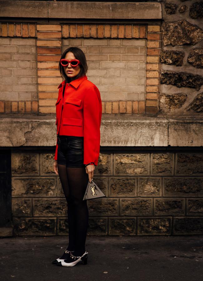 Un look con shorts y chaqueta roja. Foto: Launchmetrics spotlight