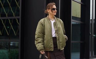 Las chaquetas bomber son el mejor truco de estilo para looks casual que quitan años si tienes más de 50 años