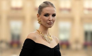 Joyas especiales que no pueden faltar en tus looks de fiesta: desde los pendientes más llamativos al collar que eleva tus estilismos más básicos