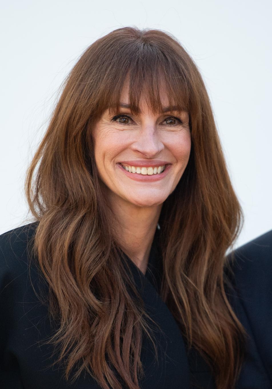 Julia Roberts, guapísima sin maquillaje y con el pintalabios rosa en el que confían las mujeres de 50