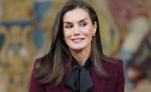 La reina Letizia estrena un bonito traje granate para recibir a los deportistas olímpicos y paralímpicos