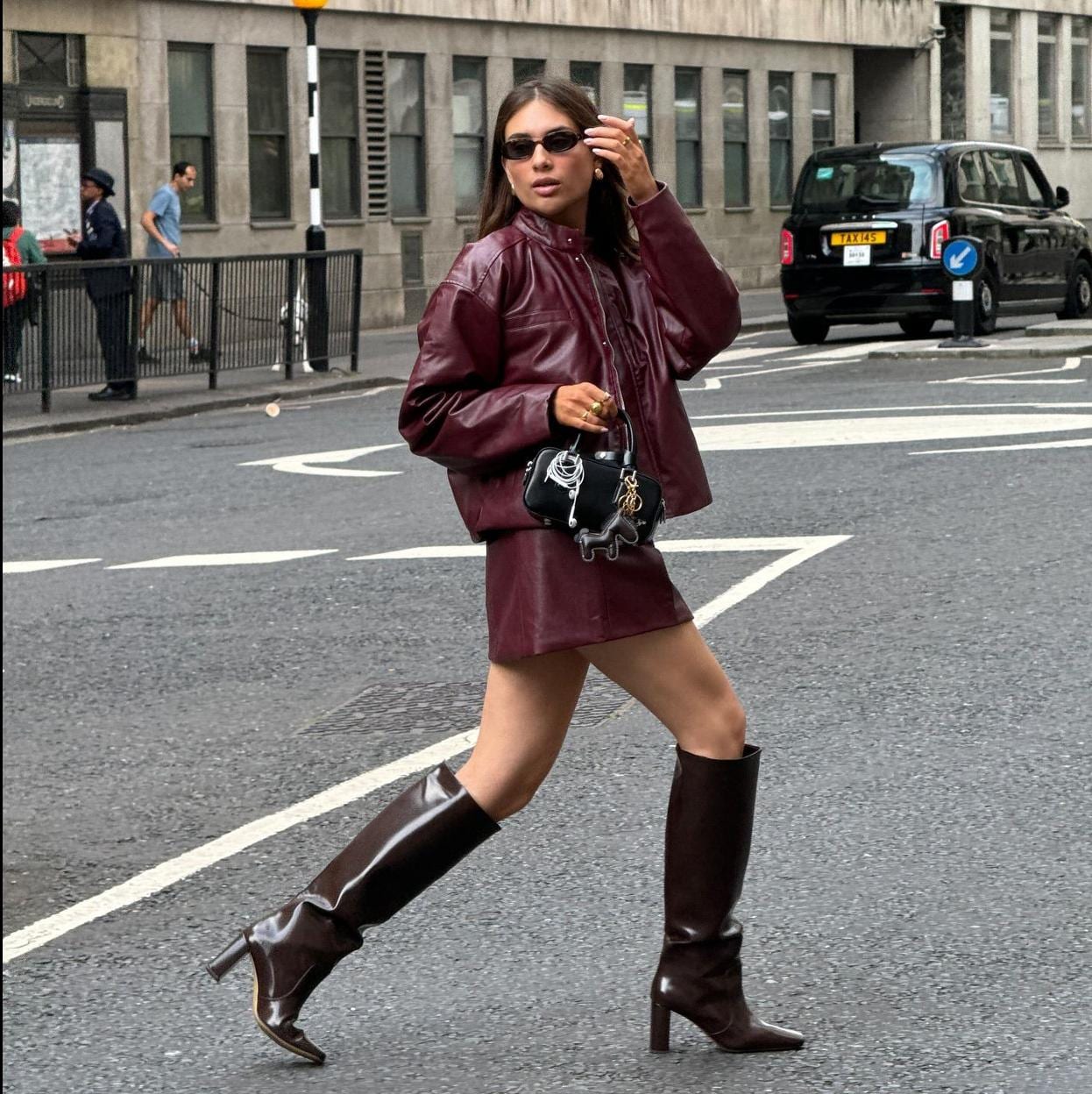 Influencer con zapatos burdeos tendencia/@KATYAKLEMA