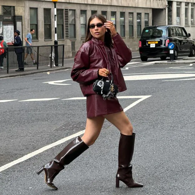 Influencer con zapatos burdeos tendencia