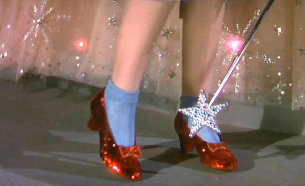 La fascinante historia de los zapatos de rubíes de Judy Garland en el Mago de Oz: mafia, robos y una subasta millonaria