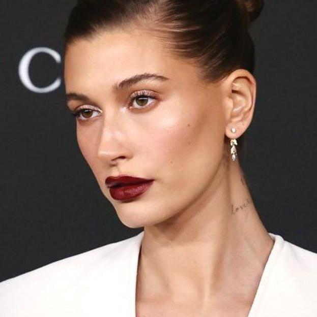 Cómo llevar los labios oscuros: trucos para lucir esta tendencia de maquillaje de forma favorecedora