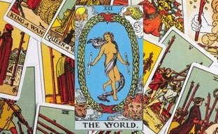 Qué significa El Mundo, el arcano del Tarot que busca el equilibrio en el eterno baile de la vida