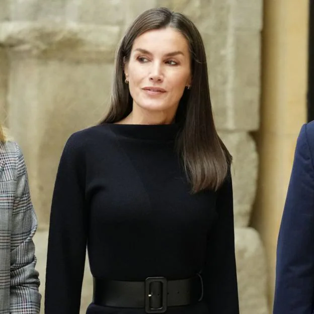 La reina Letizia sorprende con un look de invierno perfecto: botas negras altas y su vestido de punto de COS